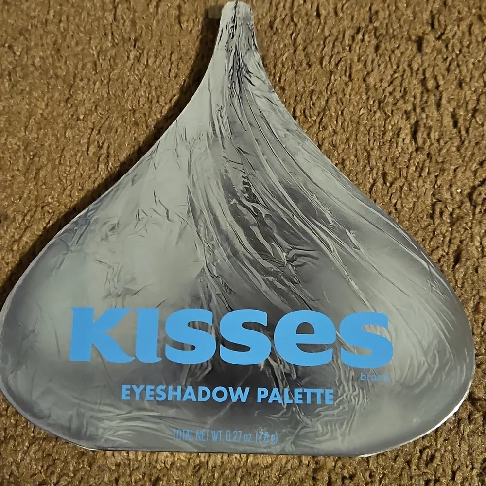 Hershey's Kisses Eyeshadow Palette and Beauty Sponges Set - Picture 3 of 4